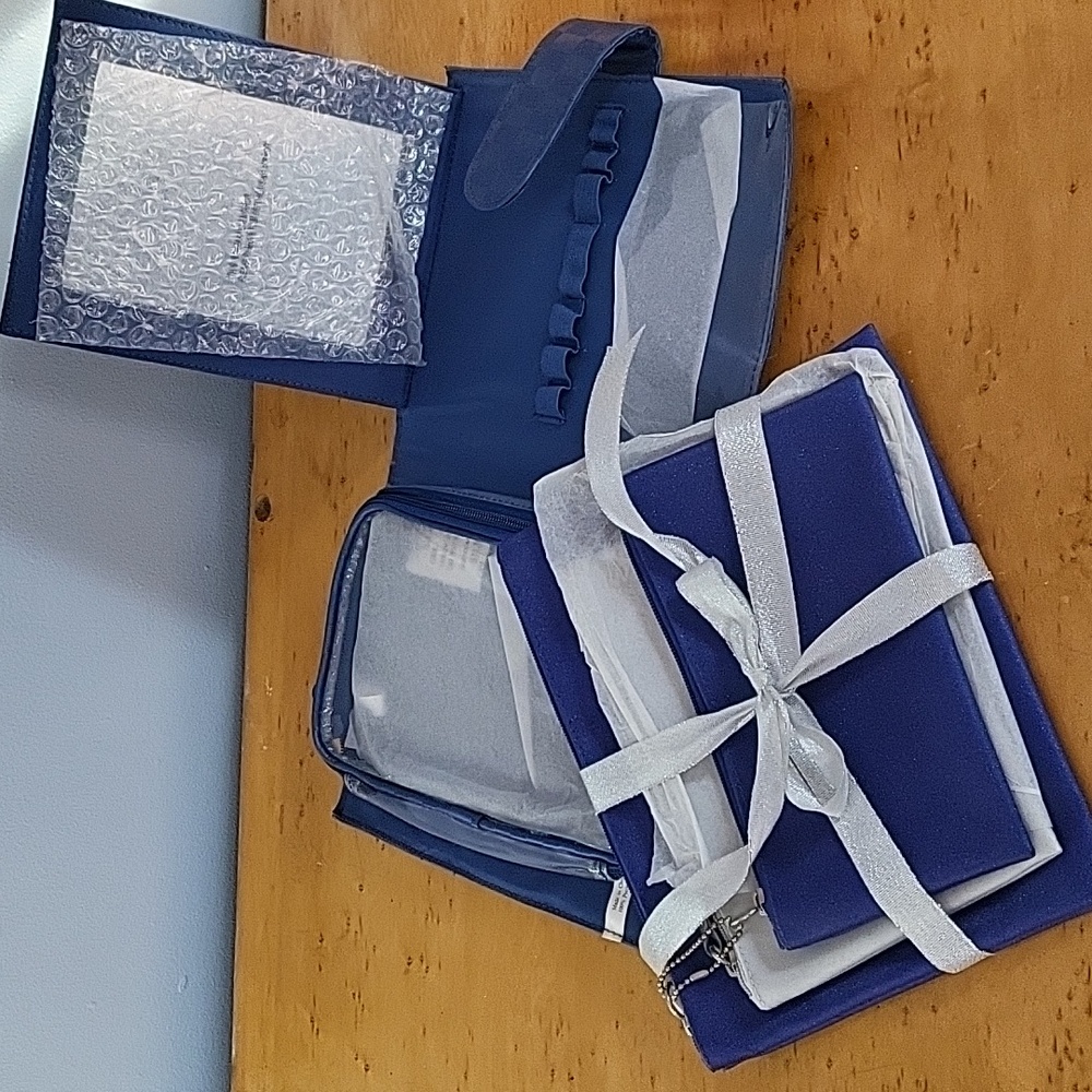 !NWOT! Avon Travel bag set !VINTAGE!